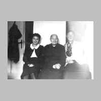 030-0027 Im Haus am Kachelofen von links Edith Walzer, Oma Wildies und Frau Klein.jpg